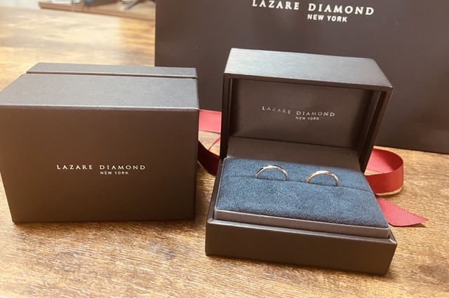 シンプルかつ特徴的なラインのリング