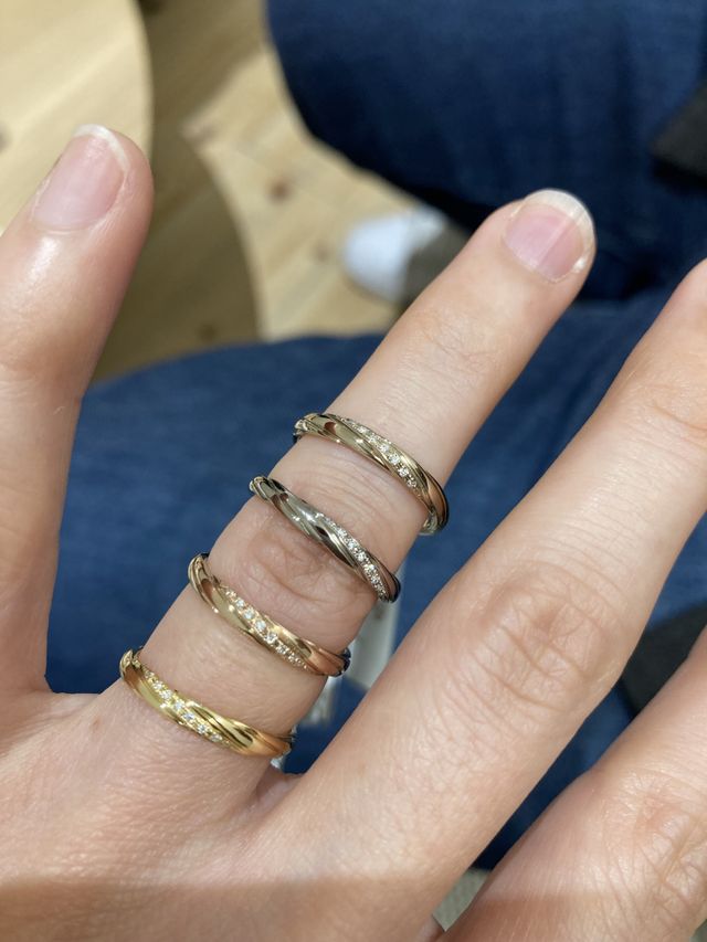 プラチナ以外のピンクゴールドなどの色も試すことができた