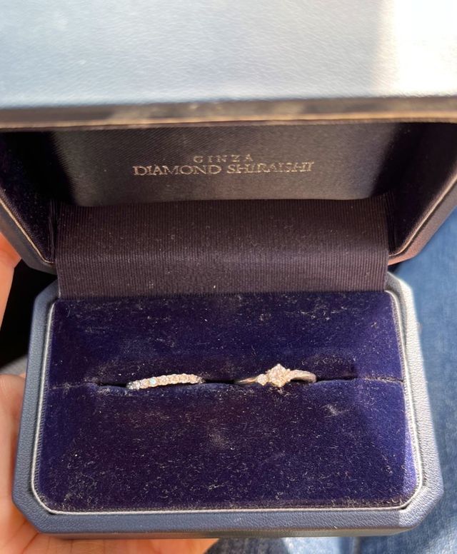 左側のハーフエタニティリングです