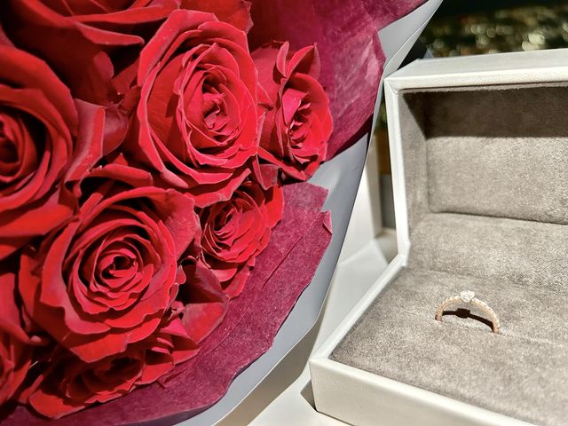 プロポーズの時に彼から貰った薔薇の花束と婚約指輪です。
