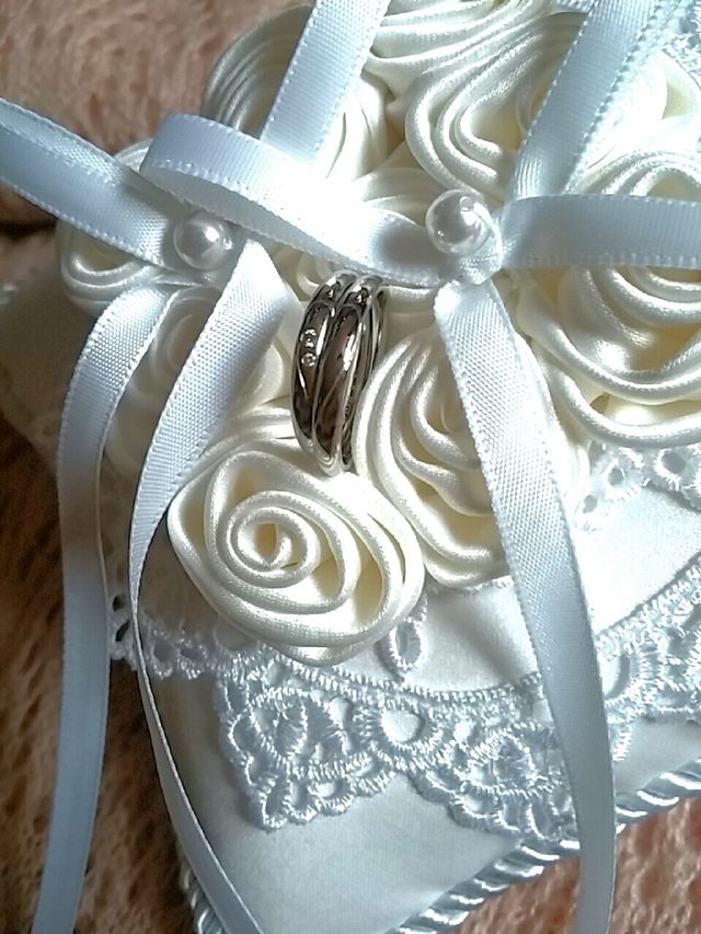 指輪を合わせるとハートの形になります