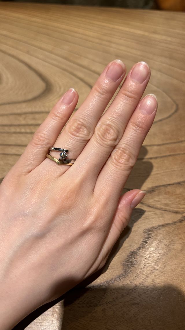 婚約指輪と結婚指輪の重ね付けです。