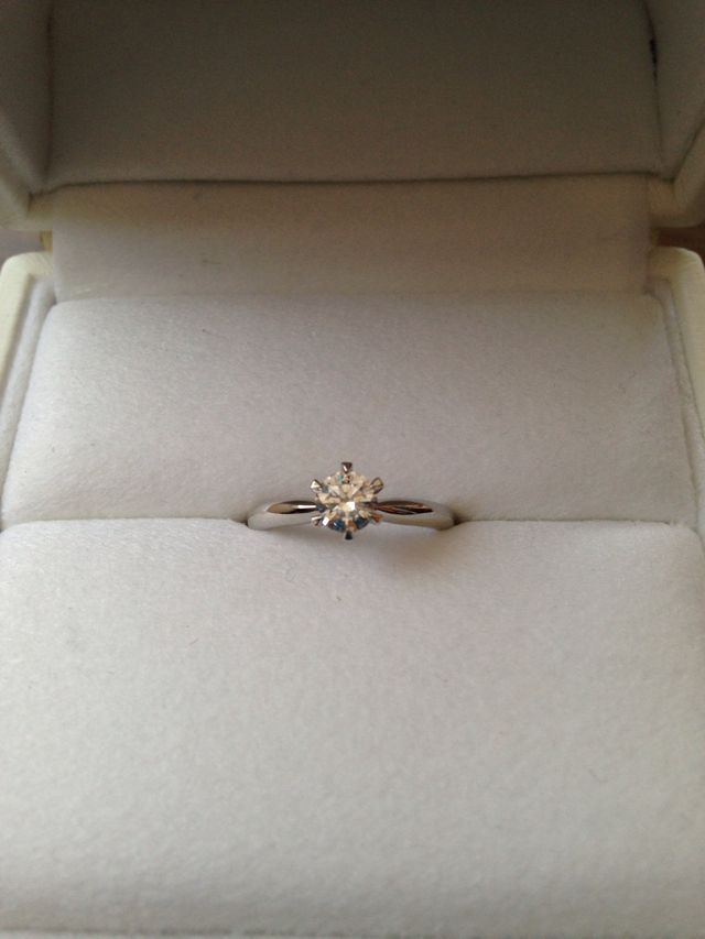 0.375カラットです。