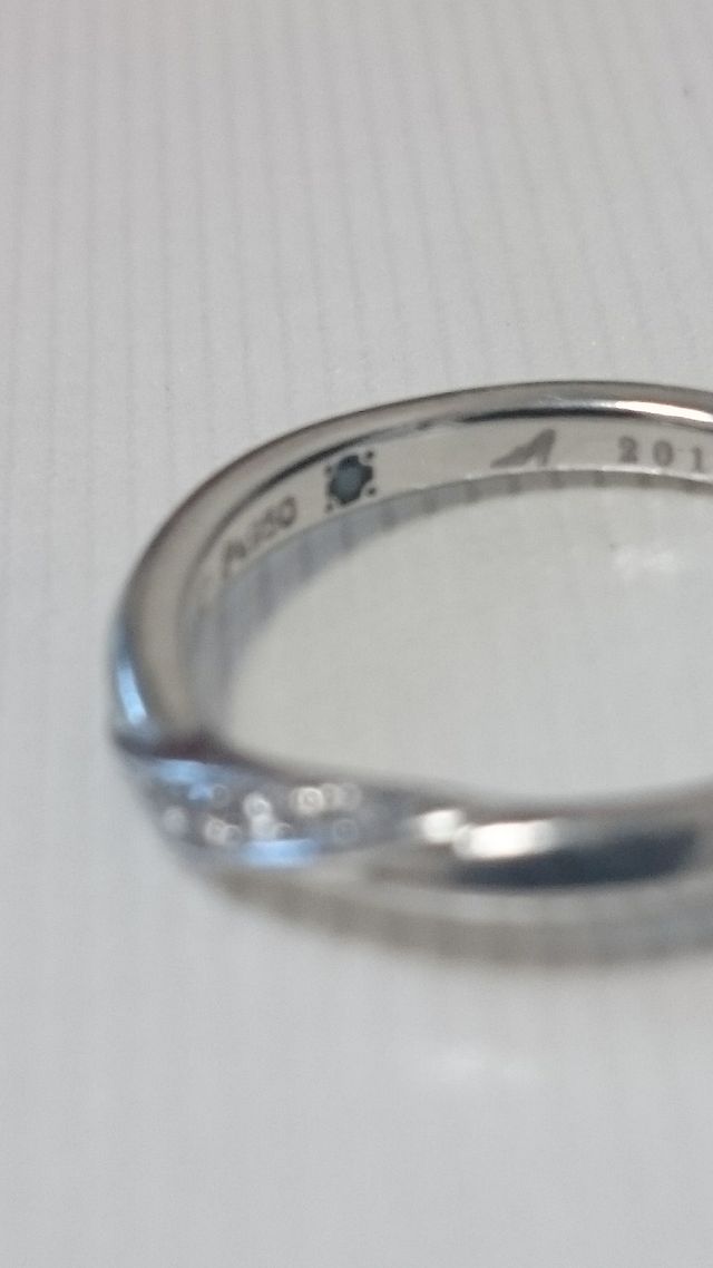 内側には、ブルーの石とガラスの靴の刻印が入っています