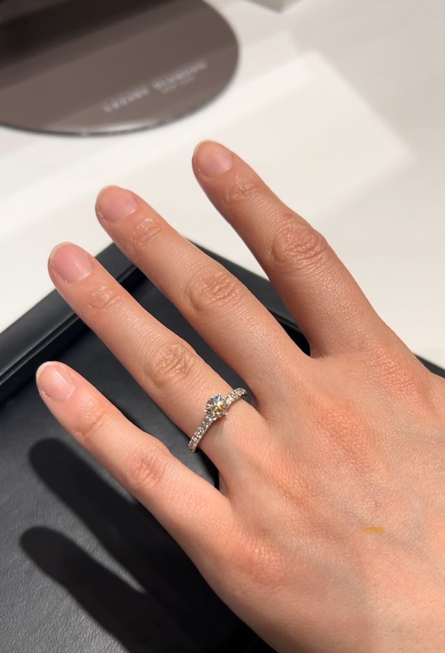 指輪のリングを迷っている時に輝きを見比べていました。