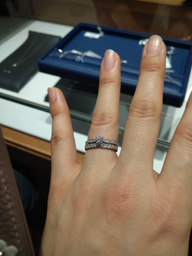 婚約指輪のDiana D．との重ね付けです。