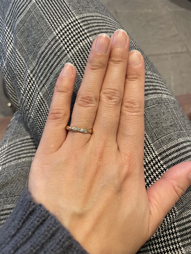 購入記念にパシャリ。光が当たるとキラキラして可愛いです。