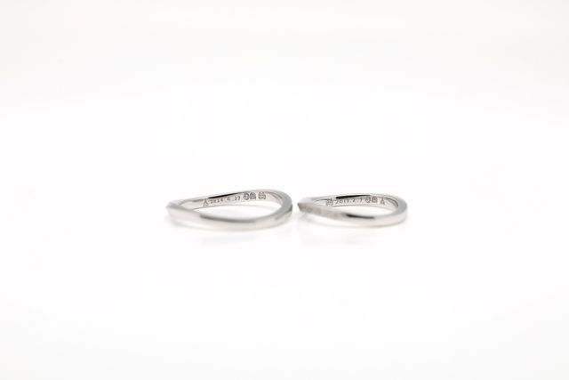 付き合った日と結婚記念日を刻印しました。