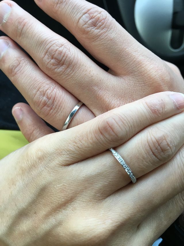 男性用は内側にダイヤが1つ、女性用はハーフエタニティです