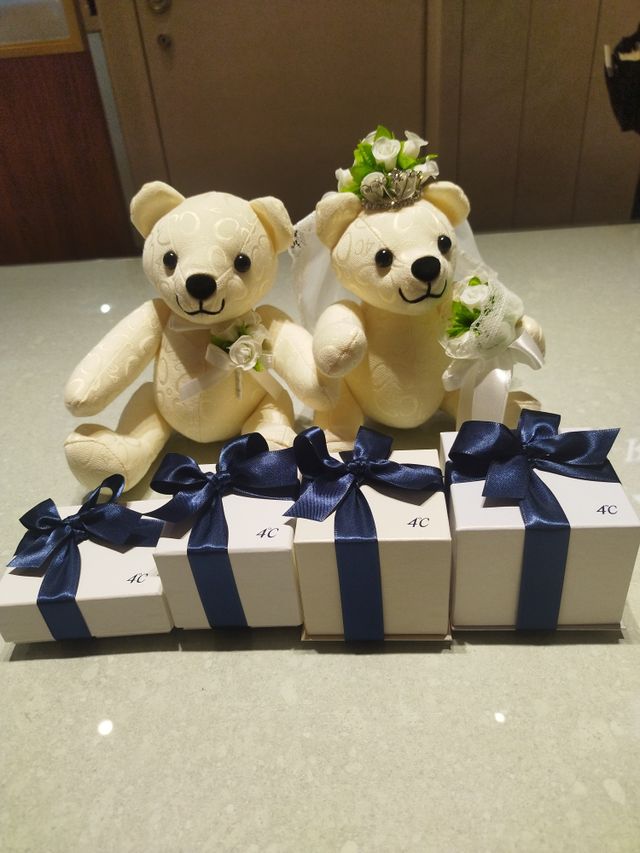 4℃のクマのぬいぐるみは前撮りのドレスで一緒に撮りました。