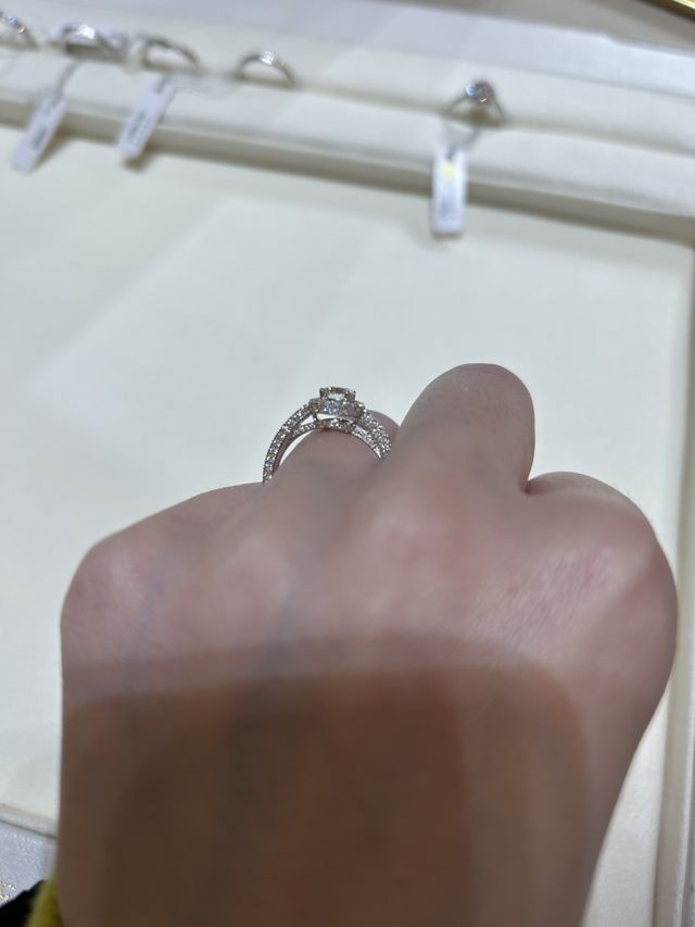 リングの横にもダイヤ