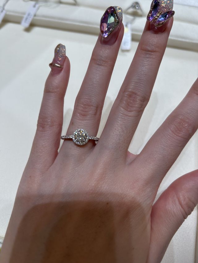 横にもダイヤが入った豪華なデザイン