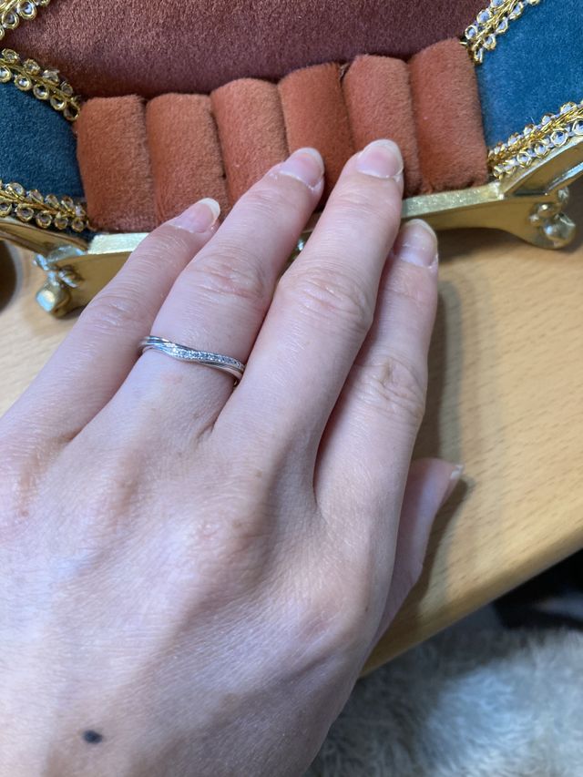 V型のリングで指が長く見えるデザイン。