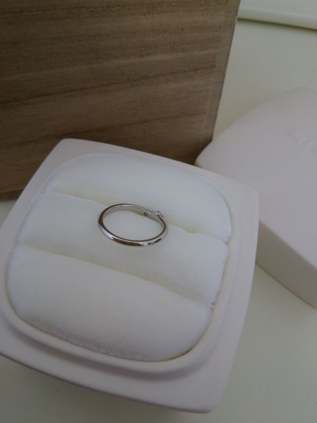 指輪の内側にはメッセージと好きな石を入ることができます。