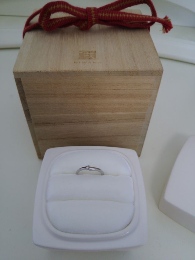 指輪は陶器の入れ物の他に木製の箱があってとてもお洒落です。