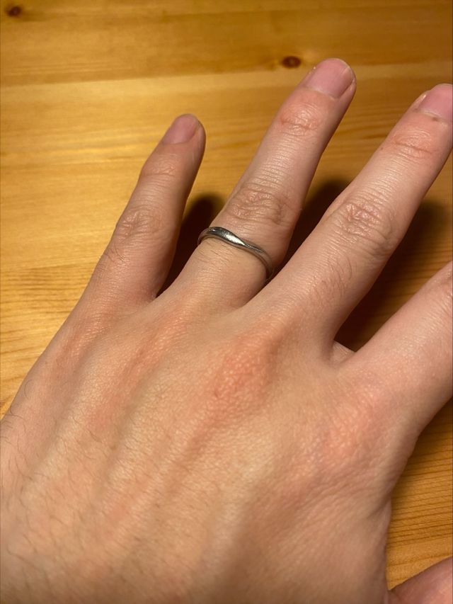 少し湾曲しており、一癖ありますがシンプルでエレガントです