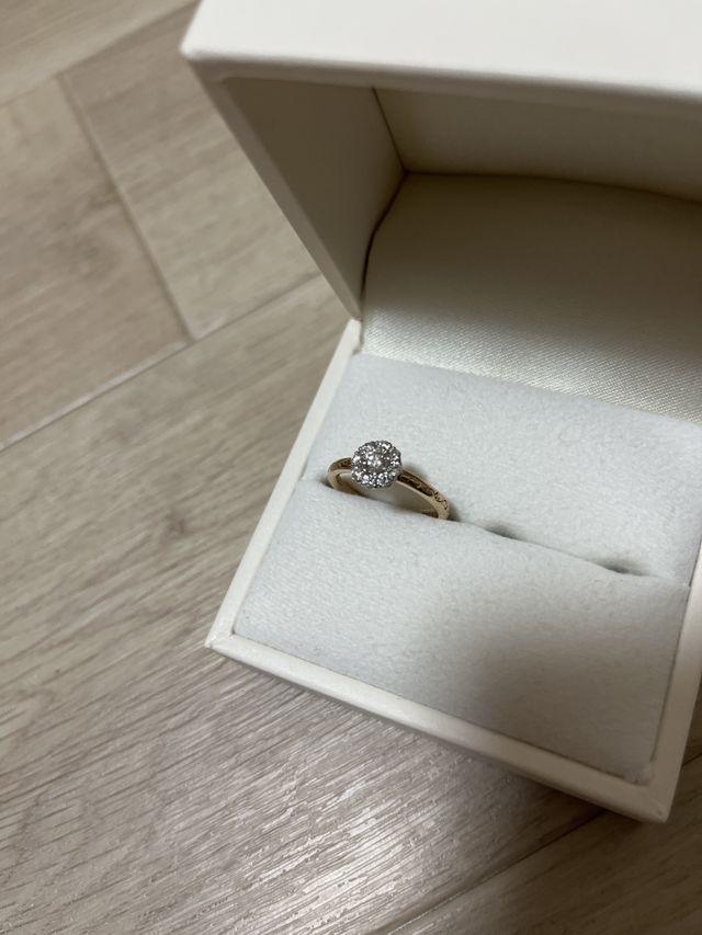 大きなダイヤモンドのついた婚約指輪