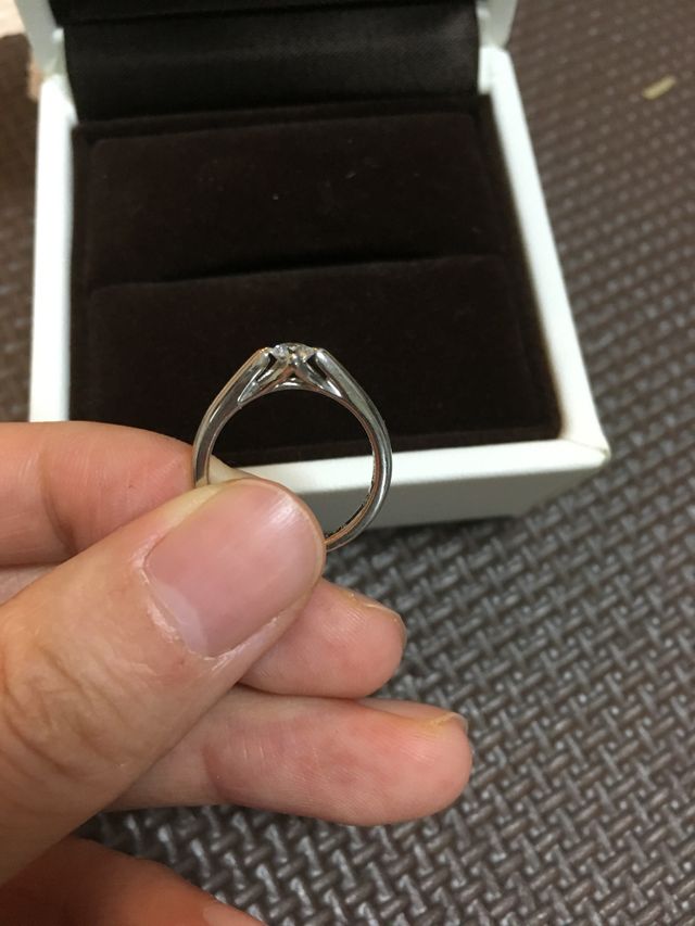 横から見るとダイヤの形が全て見えるデザインです。