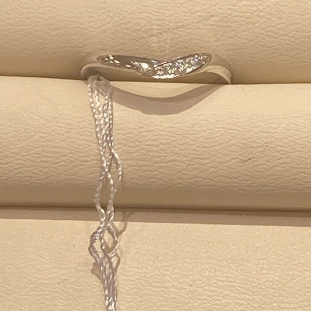 カーブが入っているので指が綺麗に見えます