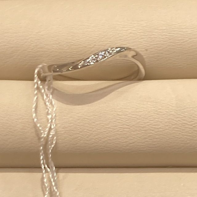 斜めラインの美しい指輪です