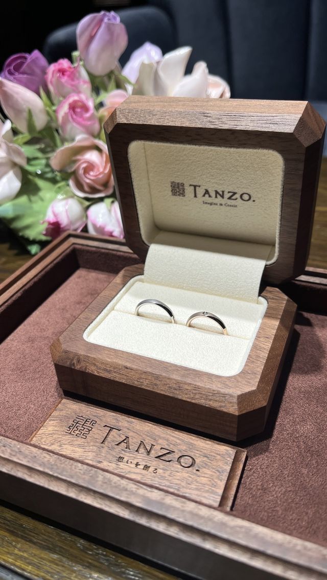 エッジの付け方やマット加工など私たちオリジナルで作りました。