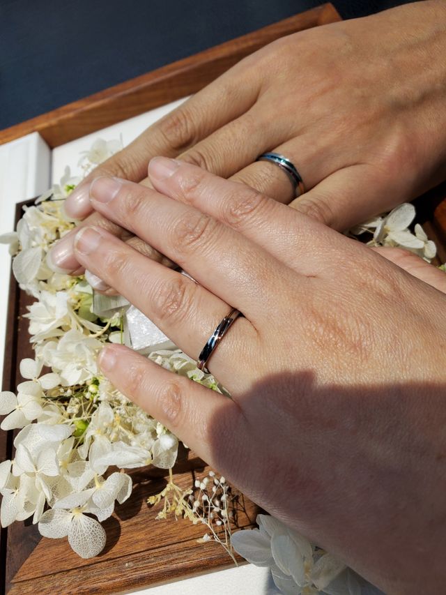 男性は太めの指輪つや消し加工。女性はツヤありで細身の指輪です