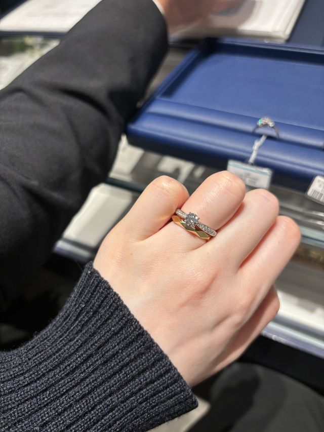 0.6カラットのダイヤモンドの婚約指輪