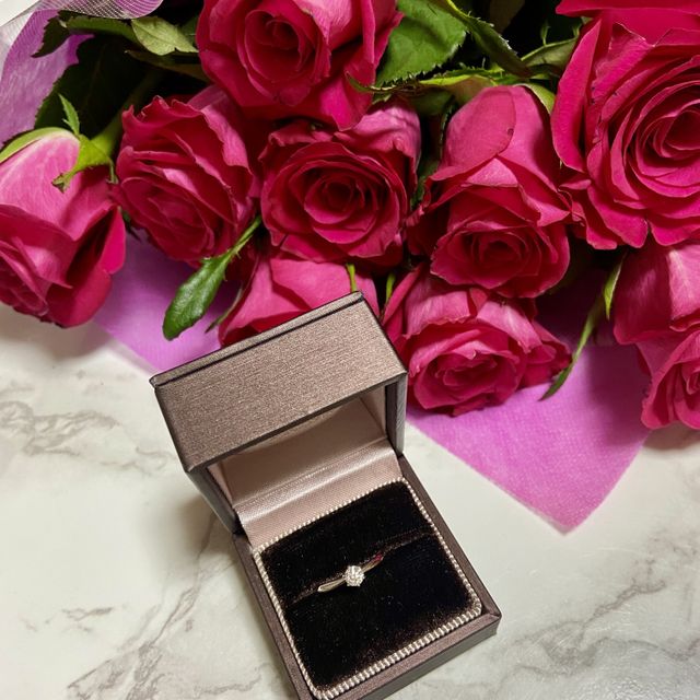 プロポーズで貰ったお花と一緒に写真です。