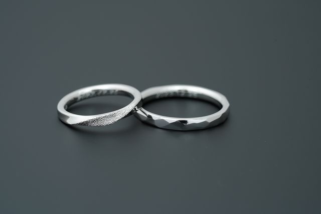 結婚記念日の彫刻を入れシンプルなデザインに仕上げて貰いました