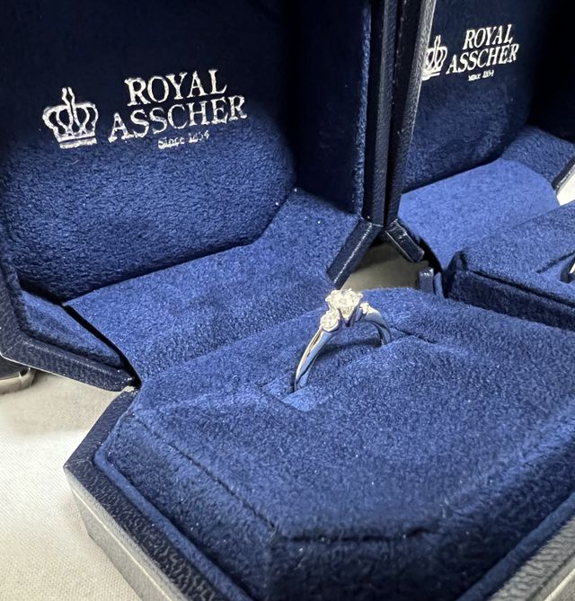 ロイヤルアッシャーのダイヤは白く輝いていて上品！