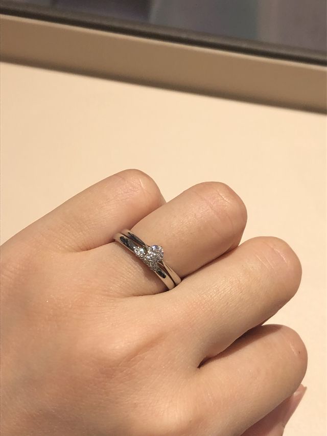 華奢で重ね付けしやすいデザイン！