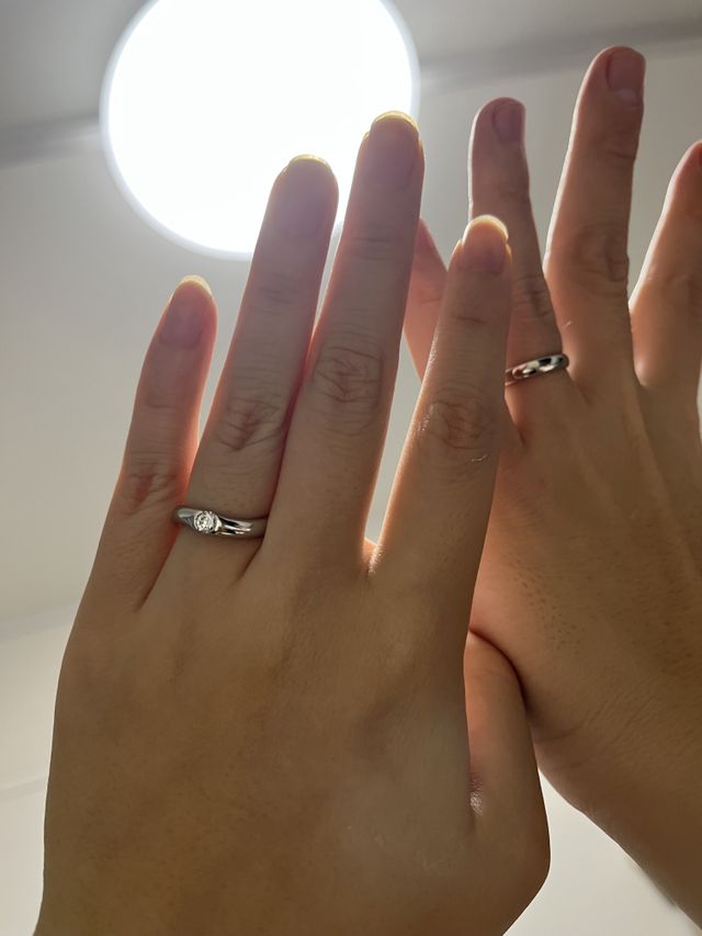 指輪をつけている写真