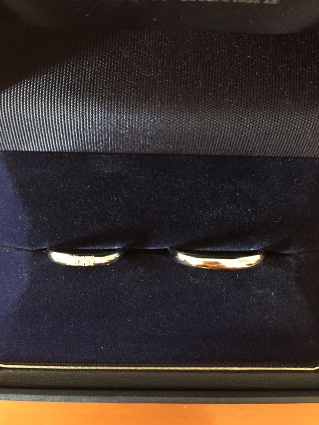 女性用はダイヤモンドを3つ入れました。