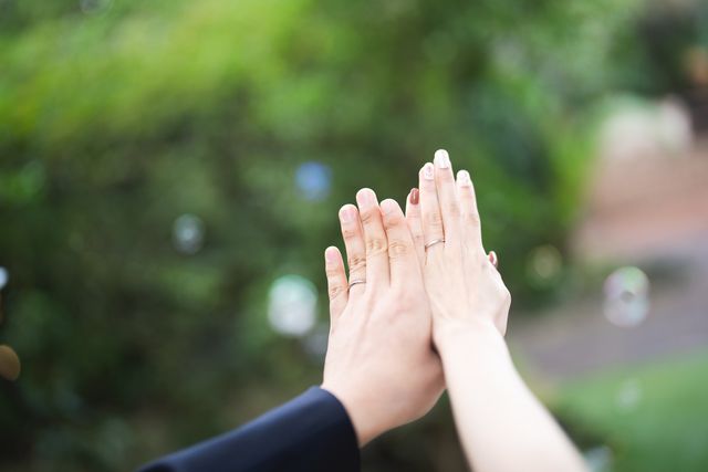 男性は表面に石なし、女性は5つのダイヤ、内側にお揃いの石。