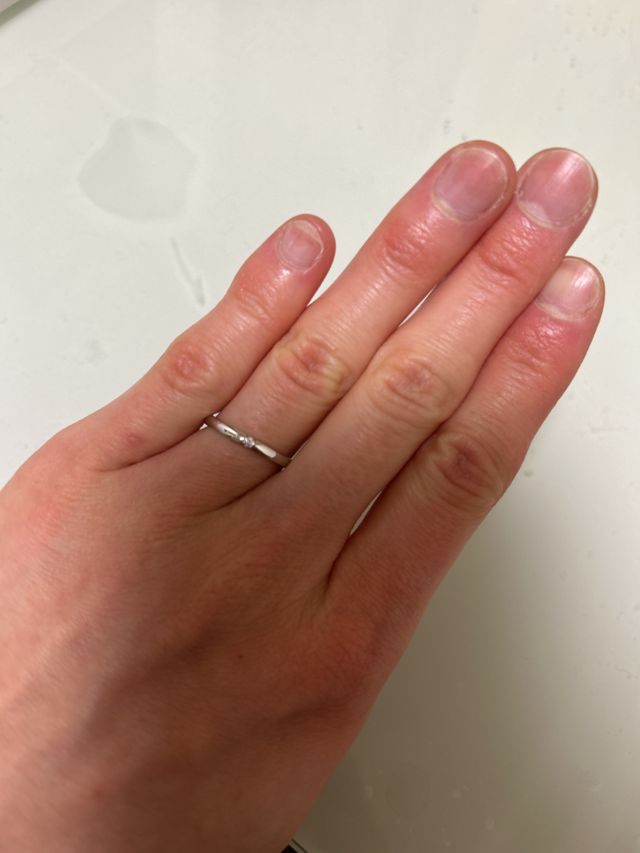 ごつごつした手ですが、それでも綺麗に一粒のダイヤが光ります。