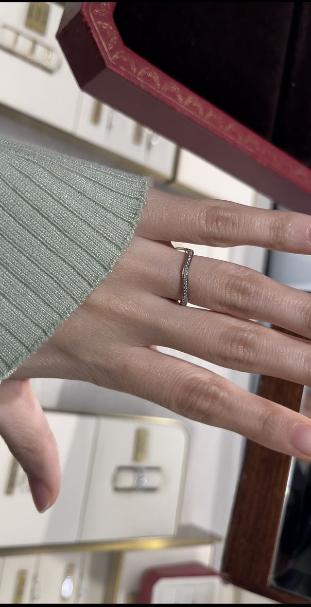 細くてvのラインがとても綺麗なデザインです