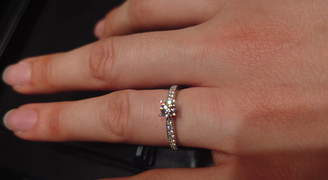 両脇にメレダイヤ並んでて綺麗です