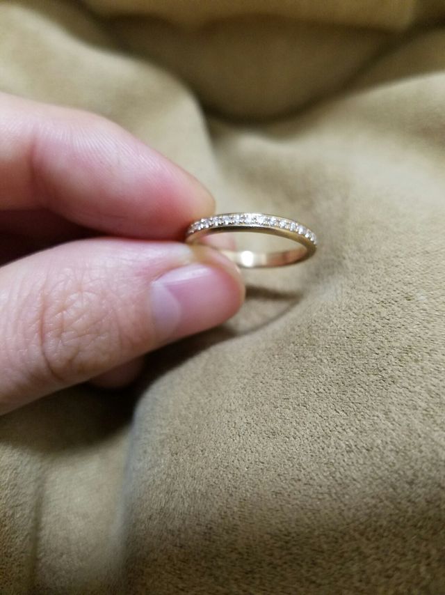 半分にダイヤが付いていて反対側にすればシンプルに付けれます。