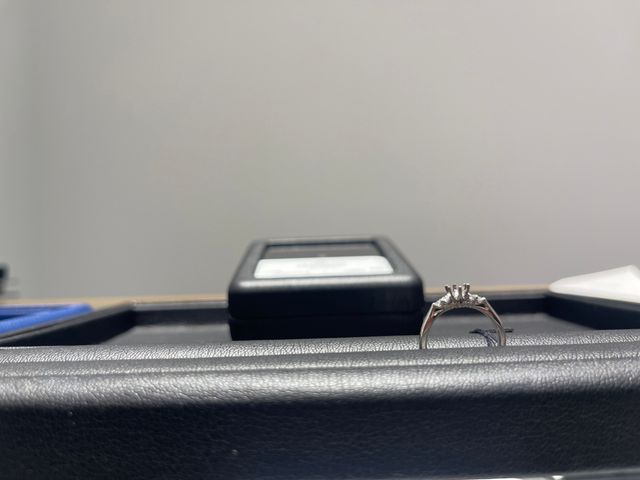 ダイヤが5つ入るのでとても豪華です。