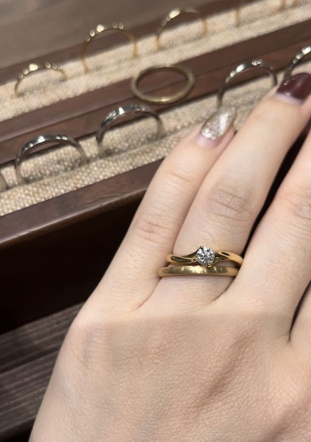 上が婚約指輪です。別ブランドの結婚指輪と重ね付けしています