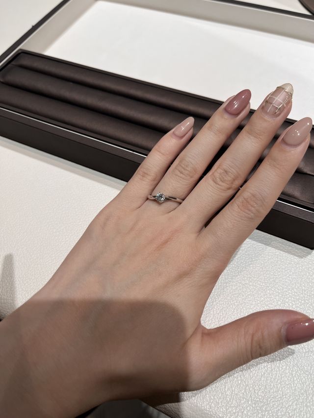 店内でプラチナ着用時(ゴールドのサンプルはなし)