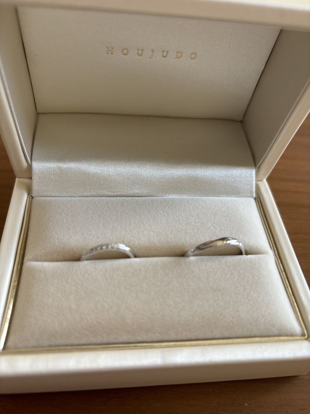 ボックスも白でシンプルで、指輪が映えてます。