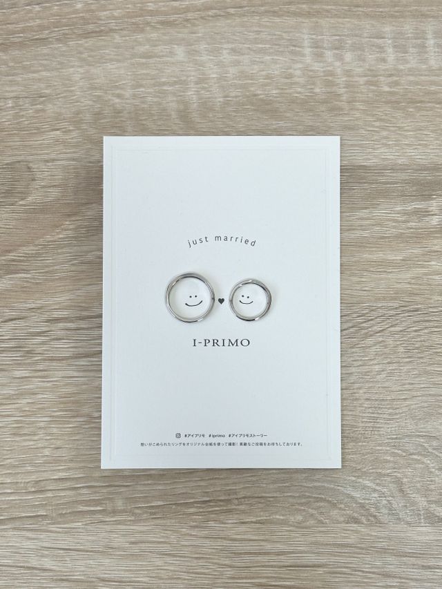 指輪と撮影できる台紙と一緒に♪