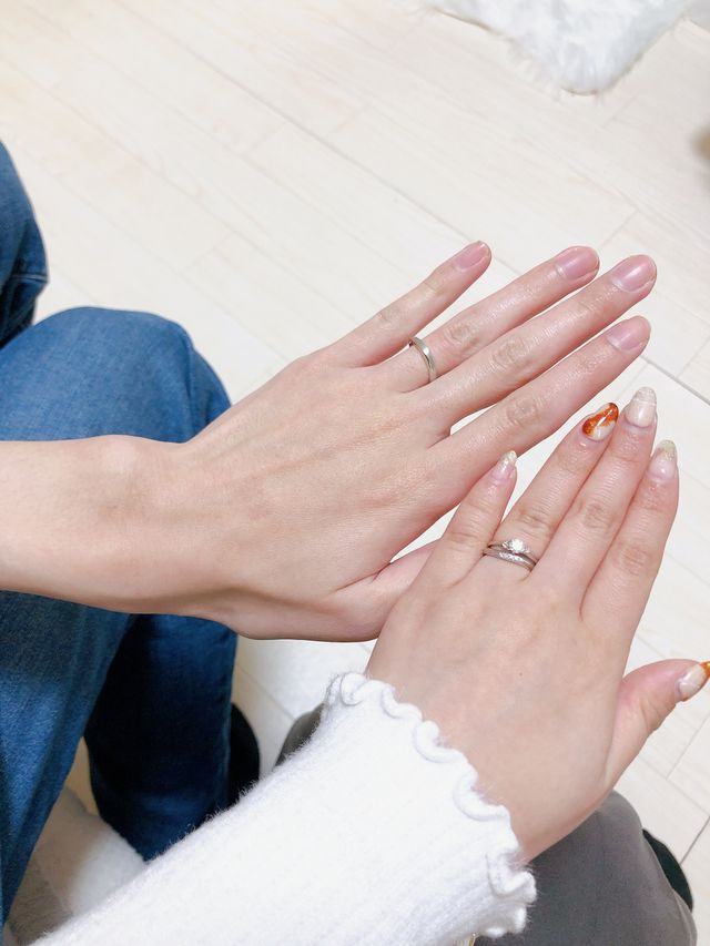 婚約指輪と重ね付けしています。