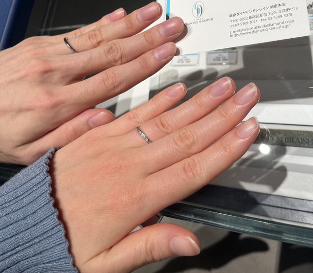 店舗で指輪を試着した際の写真です。
