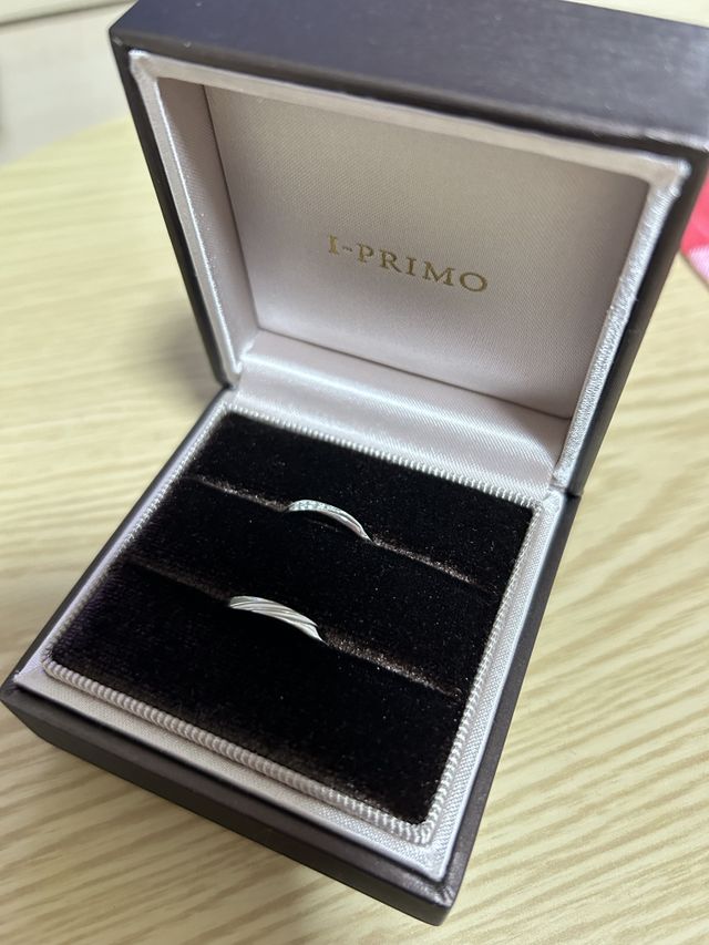 ２つともユリナリーシリーズの指輪です。