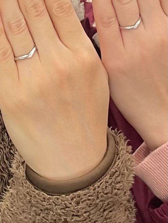 2人とも同じタイプの指輪を選びました