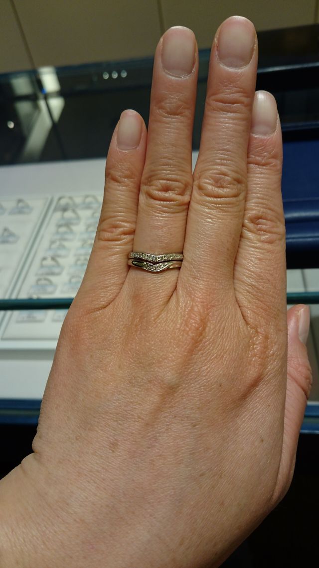 指が細く見えるVラインを選びました。