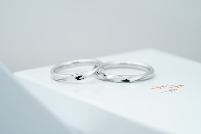 シルバーリングに捻りを加えたものを夫婦で作りました。
