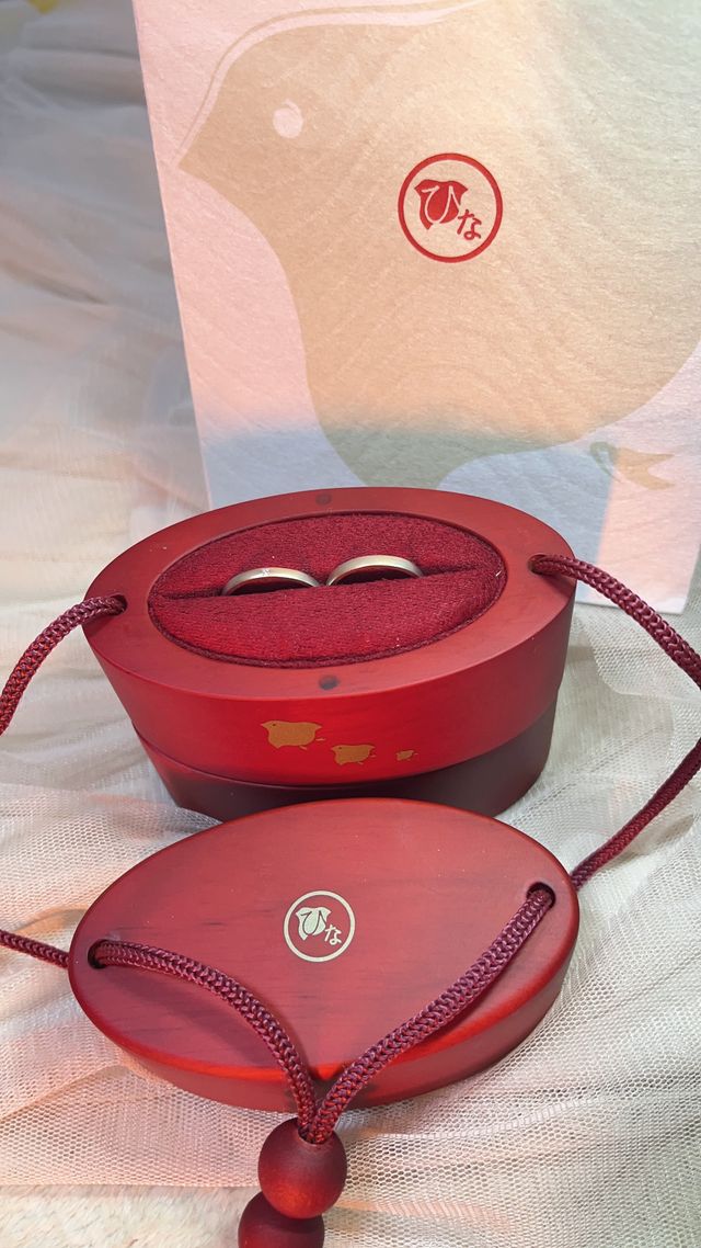 指輪はひなにしました。入れ物と指輪は可愛らしくピンクです。